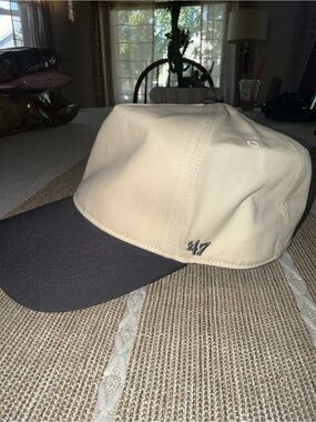 47 Two-Tone Cap in Cream and Dark Gray